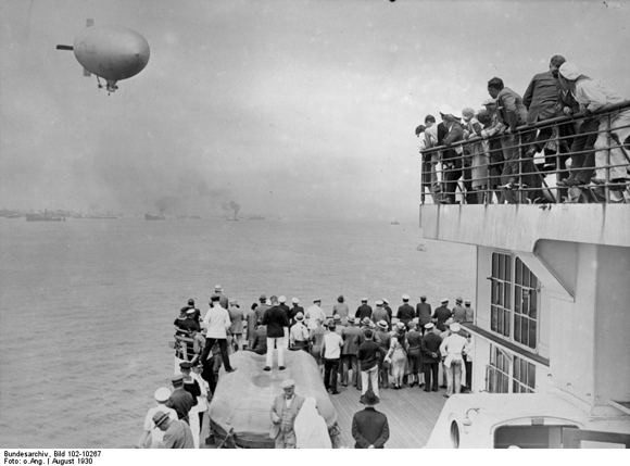 Passagiere auf der „Bremen” beobachten einen Zeppelin (August 1930)